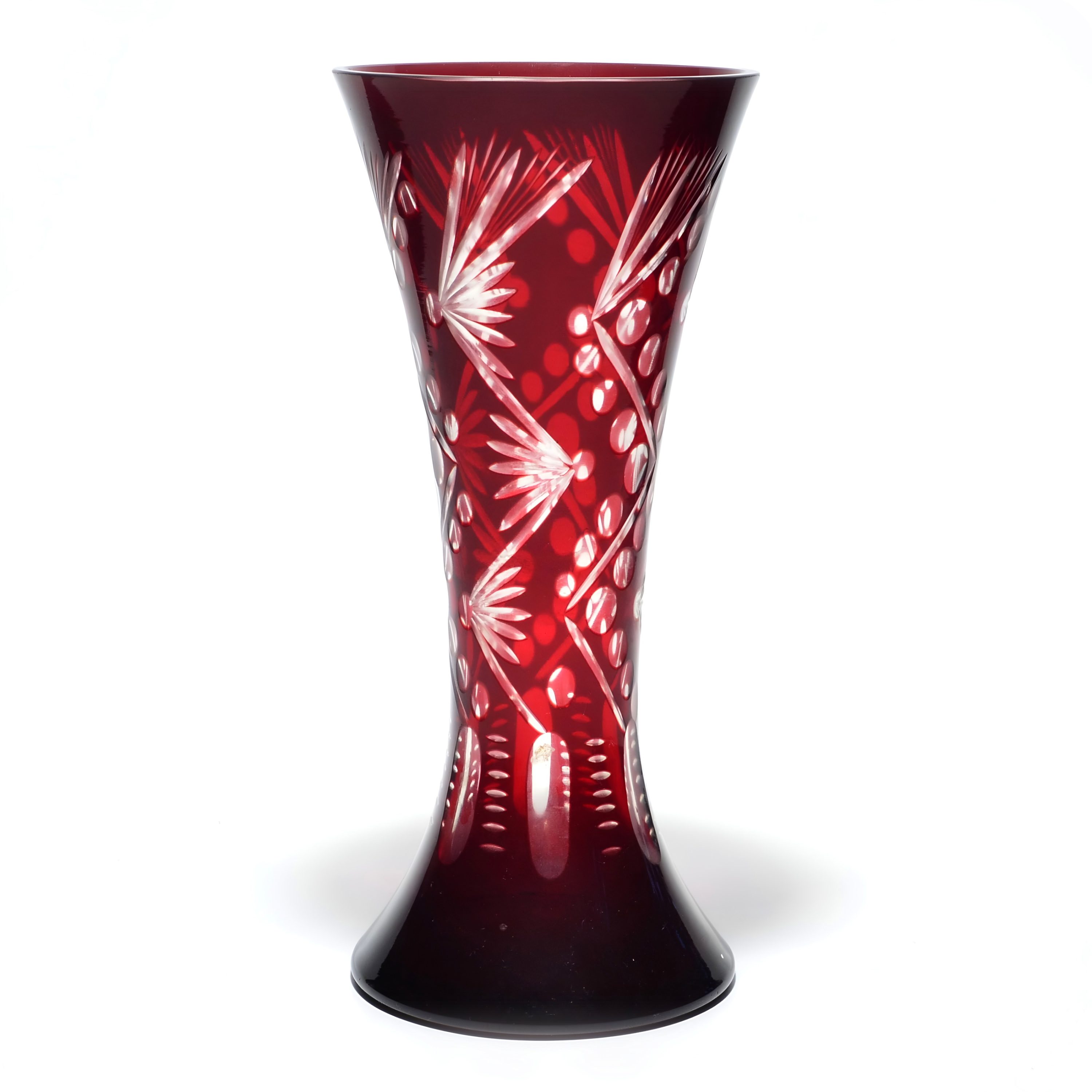 Böhmische Rote Schnittglas-Kristallvase, Handgefertigtes Vintage-Dekorationsstück, Eleganter Strahlen-Mittelpunkt, Sammlbares Wohnaccessoire